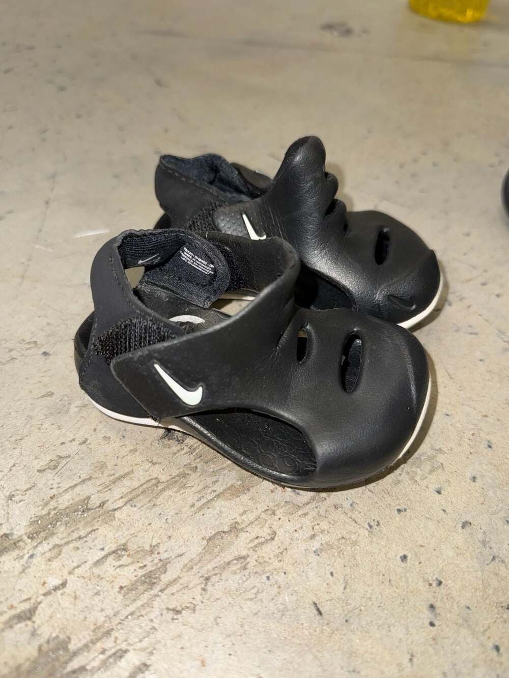 Nike Kids' Sunray Protect (Infant/Toddler), Black/White
